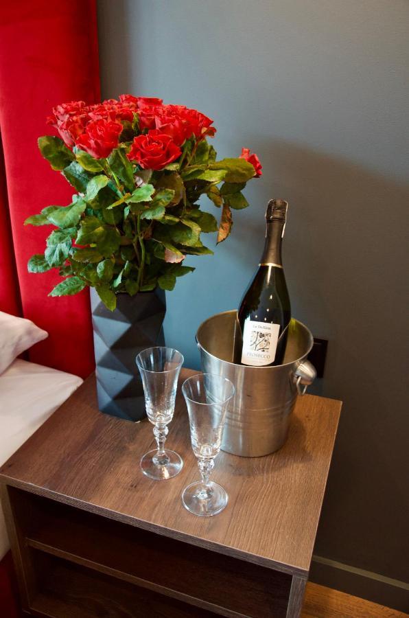 Aparts Hotel Радом Екстериор снимка